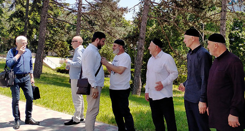 Группа поддержки Исмаила Нальгиева возле суда. 29 июня 2023 г. Фото корреспондента "Кавказского узла"
