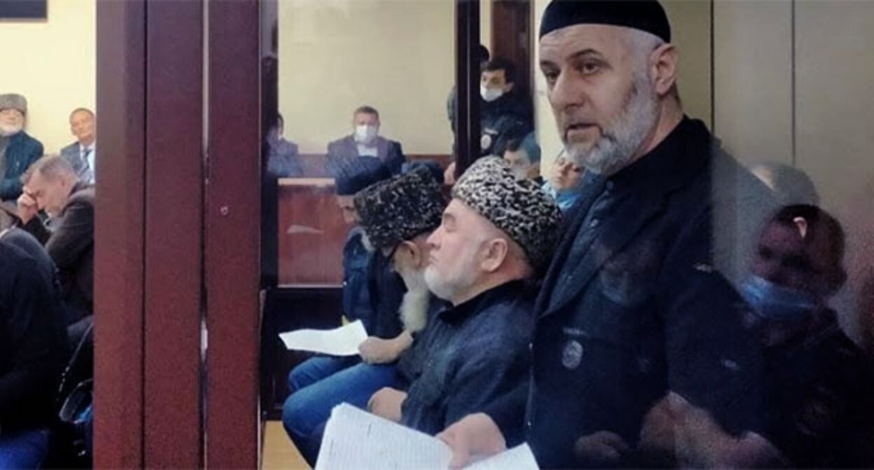Ингушские активисты (на переднем плане Барах Чемурзиев) в зале суда. Фото корреспондента "Кавказского узла"