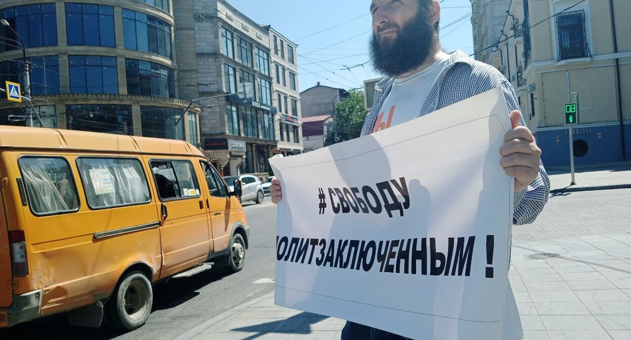 Идрис Юсупов в одиночном пикете. Махачкала, 17 июля 2023 г. Фото: Телеграм-канал "Черновик"