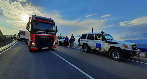 Зарубежные дипломаты побывали в Лачинском коридоре, где стоят машины с гуманитарной помощью. Фото: https://www.pastinfo.am/ru/news/2023/07/28/6cmvahyoo/1616032