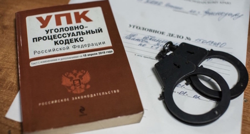 Уголовный кодекс и наручники. Фото: Елена Синеок, "Юга.ру"