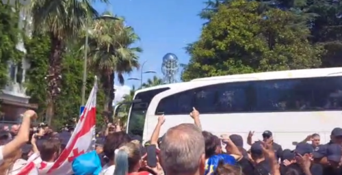 Участники акции в Батуми забросали яйцами автобус с туристами из России. Стоп-кадр видео RusNews от 31.07.23, https://t.me/rusnews/3863