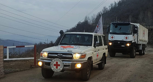 Машины Красного Креста в Лачинском коридоре. Фото: https://armenianreport.com/ru/pubs/350202/