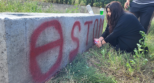 Участники акции наносят надписи на бетонный блок в Лачинском коридоре. Июль 2023 г. Фото Алвард Григорян для "Кавказского узла"