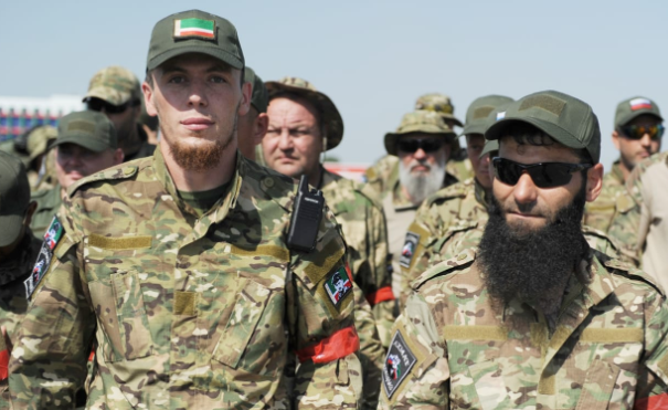 Хасан Янгулбаев (слева). Скриншот фото с сайта "Грозный информ" от 09.08.23,https://www.grozny-inform.ru/news/svo/153345/
