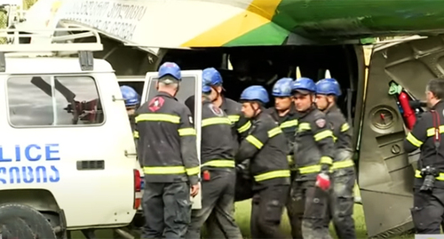 Спасатели на месте происшествия в Шови. Скриншот видео https://www.youtube.com/watch?v=y854nq9z7j8