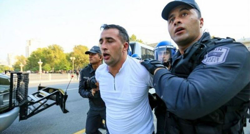 Сотрудники полиции задерживают Ниямеддина Ахмедова. Фото https://www.turan.az/ext/news/2022/3/free/Social/ru/2117.htm