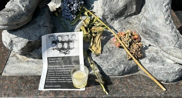 Стихийный мемориал погибшим летчикам, фото: https://rostovgazeta.ru/news/2023-08-28/esche-odin-stihiynyy-memorial-poyavilsya-v-rostove-3024458?ysclid=llvyajuafz920690721 Стихийный мемориал погибшим летчикам, фото: https://rostovgazeta.ru/news/2023-08-28/esche-odin-stihiynyy-memorial-poyavilsya-v-rostove-3024458?ysclid=llvyajuafz920690721
