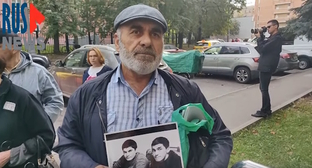 Муртазали Гасангусейнов перед зданием Головинского суда, стоп-кадр видео https://www.youtube.com/watch?v=iJM2LdCG6Q4