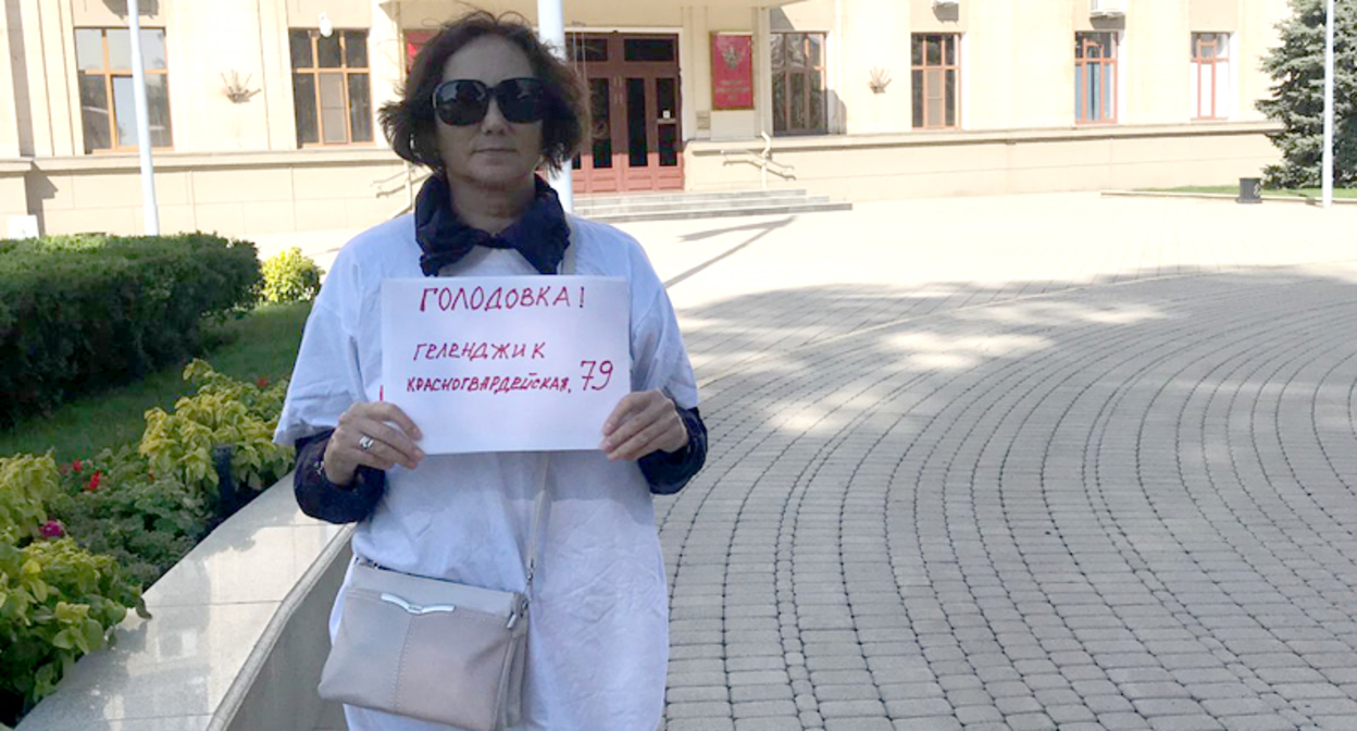 Людмила Гуслякова проводит голодовку в Краснодаре около здания администрации Краснодарского края. Фото: Евгении Стрижковой