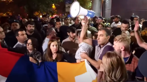 Акция протеста у посольства России в Ереване. Скриншот видео https://www.youtube.com/watch?v=VB_xDt5AwJY