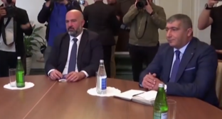 Карабахская делегация на встрече в Евлахе. Стоп-кадр видeo из канала RenTV на платформе Dzen. https://dzen.ru/video/watch/650c5fe74137e13b8510b645?f=d2d