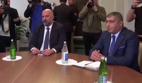 Карабахская делегация на встрече в Евлахе. Стоп-кадр видeo из канала RenTV на платформе Dzen. https://dzen.ru/video/watch/650c5fe74137e13b8510b645?f=d2d