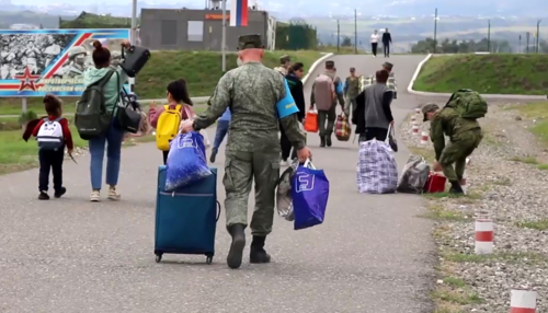 Миротворцы помогают эвакуации жителей Карабаха. Стоп-кадр видео из Telegram-канала Минобороны России от 21.09.23, https://t.me/mod_russia/30697