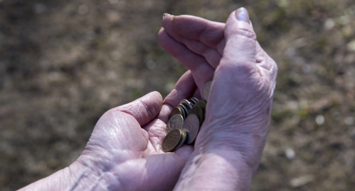 Женщина держит в руках рубли. Фото Нины Тумановой для "Кавказского узла". Женщина держит в руках рубли. Фото Нины Тумановой для "Кавказского узла".