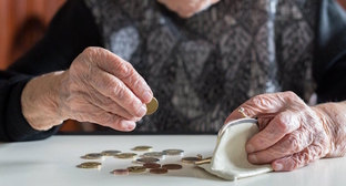 Пожилая женщина считает деньги, фото: depositphotos.com