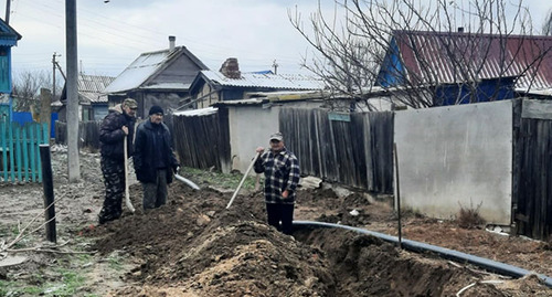Жители поселка Тишково в Астраханской области самостоятельно закапывают промерзшую трубу. Фото предоставлено Артемом Саеровым