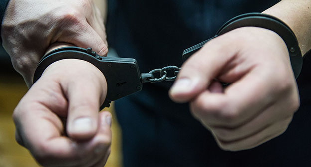 Наручники. Фото Елены Синеок, "Юга.ру" Наручники. Фото Елены Синеок, "Юга.ру"