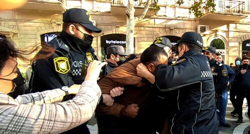 Сотрудники полиции задерживают активиста во время акции протеста в Баку. Фото Фаика Меджида для "Кавказского узла"