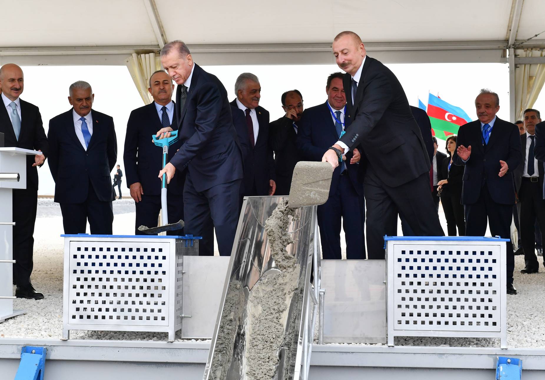 Реджеп Тайип Эрдоган и Ильхам Алиев открывают строительство железнодорожной линии. Скриншот https://abzas.org/2023/1/hr-kilometri-tqribn-3-milyoc5eaf22d-8/