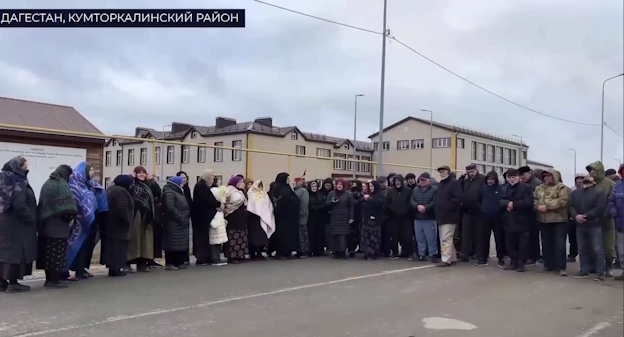 Жители Новой Урады записывают обращение к Путину, стоп-кадр видео https://t.me/golosdagestana05/10562 Жители Новой Урады записывают обращение к Путину, стоп-кадр видео https://t.me/golosdagestana05/10562