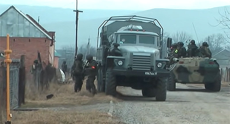 Силовики в Плиево. Кадр из видео https://www.youtube.com/watch?v=gNzln1w8CGc Силовики в Плиево. Кадр из видео https://www.youtube.com/watch?v=gNzln1w8CGc