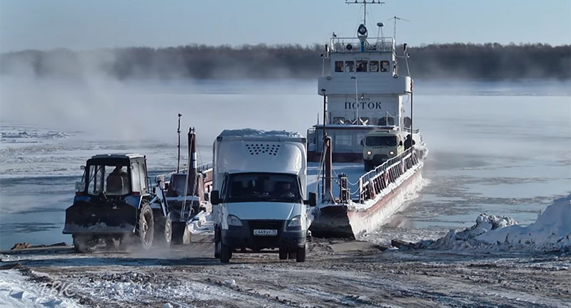 Паромная переправа. Кадр из видео https://www.youtube.com/watch?v=5HEREM6lXEk Паромная переправа. Кадр из видео https://www.youtube.com/watch?v=5HEREM6lXEk