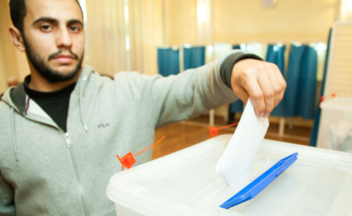 Избиратель на участке. Фото Азиза Каримова для "Кавказского узла".