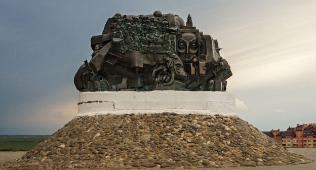 Памятник "Исход и возвращение", фото https://ru.wikipedia.org/wiki/%D0%98%D1%81%D1%85%D0%BE%D0%B4_%D0%B8_%D0%92%D0%BE%D0%B7%D0%B2%D1%80%D0%B0%D1%89%D0%B5%D0%BD%D0%B8%D0%B5_(%D0%BF%D0%B0%D0%BC%D1%8F%D1%82%D0%BD%D0%B8%D0%BA) Памятник "Исход и возвращение", фото https://ru.wikipedia.org/wiki/%D0%98%D1%81%D1%85%D0%BE%D0%B4_%D0%B8_%D0%92%D0%BE%D0%B7%D0%B2%D1%80%D0%B0%D1%89%D0%B5%D0%BD%D0%B8%D0%B5_(%D0%BF%D0%B0%D0%BC%D1%8F%D1%82%D0%BD%D0%B8%D0%BA)