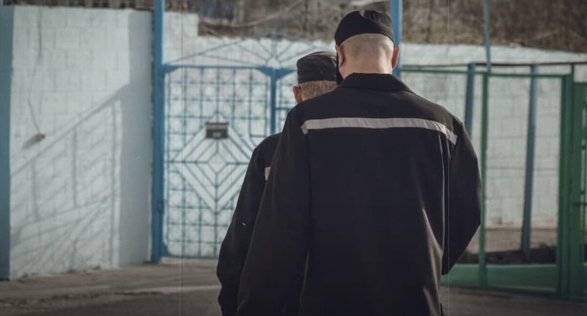 Осужденные в колонии. Кадр из видео https://www.youtube.com/watch?v=O4R4RBy3Ukc Осужденные в колонии. Кадр из видео https://www.youtube.com/watch?v=O4R4RBy3Ukc