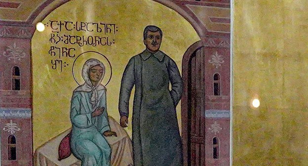 Фрагмент иконы со Сталиным в Свято-Троицком соборе. Скриншот видео https://t.me/NGnewsgeorgia/12094 Фрагмент иконы со Сталиным в Свято-Троицком соборе. Скриншот видео https://t.me/NGnewsgeorgia/12094