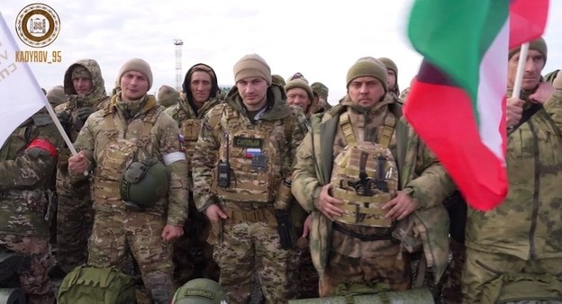 Бойцы из группы, отправленной из Чечни в зону военной операции. Кадр видео из телеграм-канала Рамзана Кадырова https://t.me/RKadyrov_95/4379 Бойцы из группы, отправленной из Чечни в зону военной операции. Кадр видео из телеграм-канала Рамзана Кадырова https://t.me/RKadyrov_95/4379