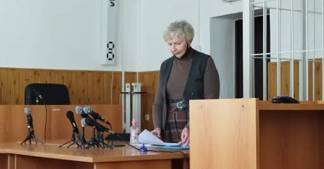 Елена Менчикова выступает в суде. Скриншот со страницы сайта, где собрана информация об уголовных делах в отношении российских Свидетелей Иеговы.