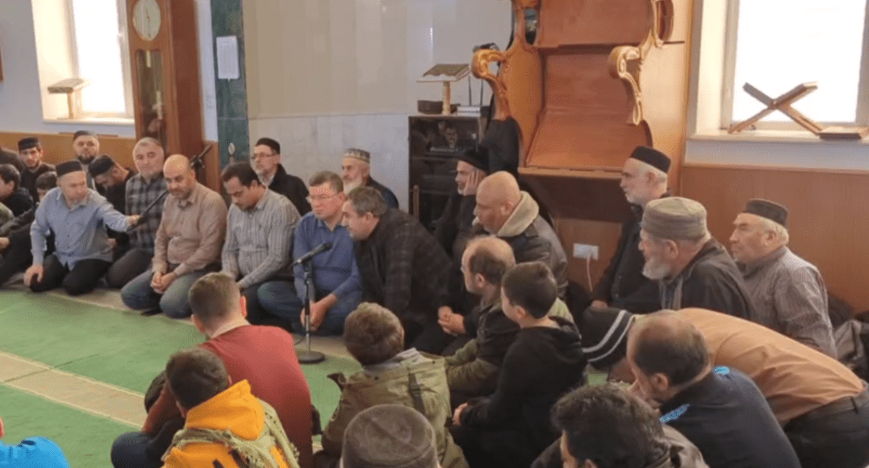 Встреча в мечети села Губден. Стоп-кадр видео из Telegram-канала администрации Карабудахкентского района от 10.02.24, https://t.me/probekenez/14534?single