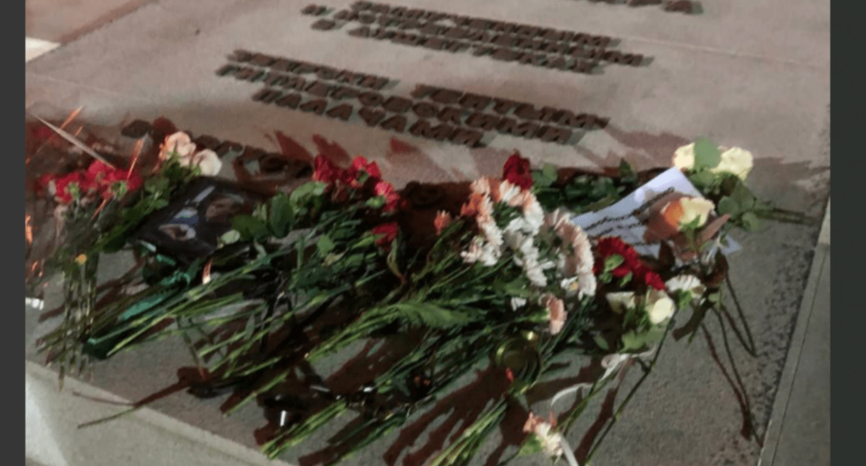 Цветы у памятника жертвам фашизма в Краснодаре. Скриншот фото из Telegram-канала "Протокол. Краснодар" от 16.02.24, https://t.me/protokol_band/3894