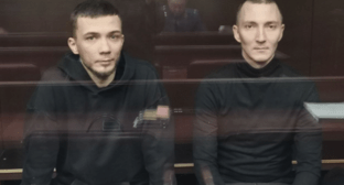 Абдурахманов (слева) и Гончаренко в суде. Скриншот фото из Telegram-канала "Зона солидарности", https://t.me/solidarity_zone/1895