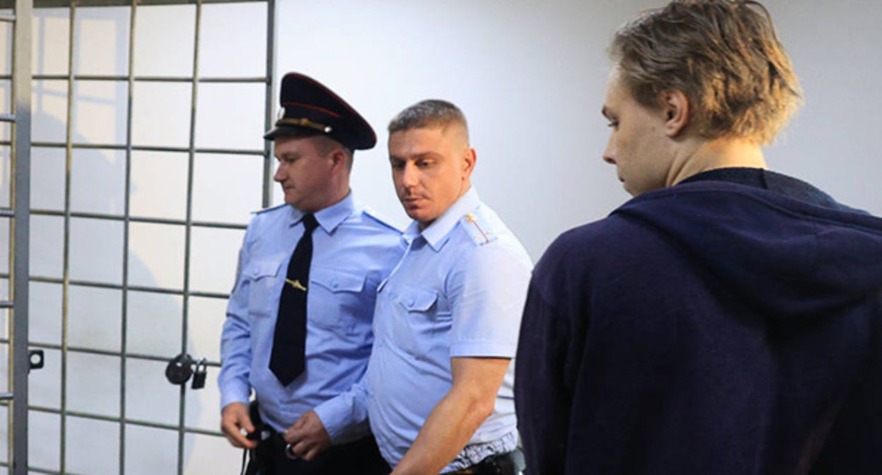 Никита Журавель (справа) в зале суда. Фото: Дмитрий Рогулин / "Городские вести"