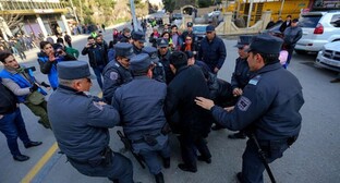 Силовики задерживают участника акции протеста в Баку. Фото Азиза Каримова для "Кавказского узла".