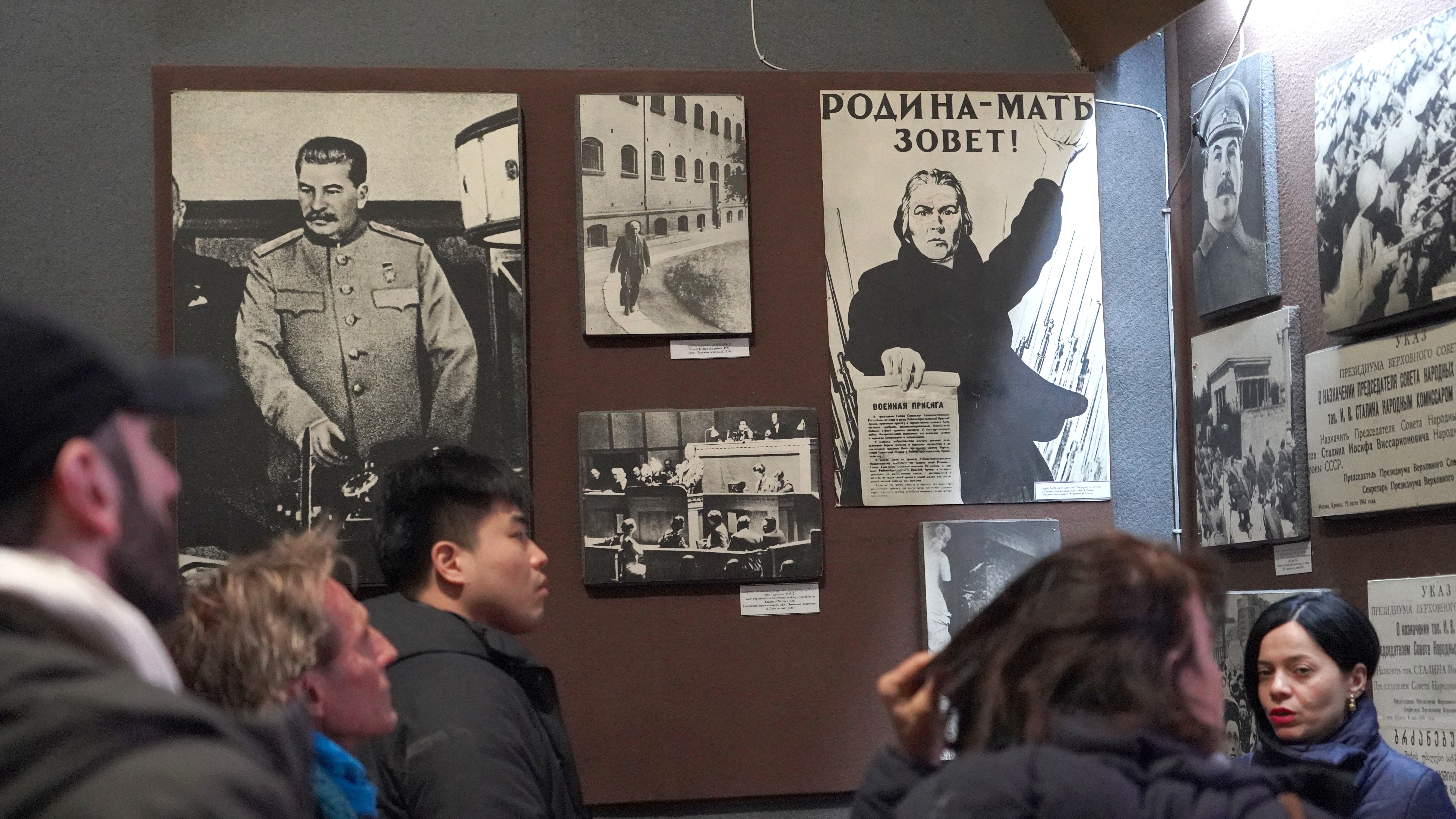 Иностранные туристы в музее Сталина в Гори. Февраль, 2024 год. Фото: Давид Пипиа/JAMnews
