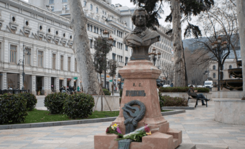 У памятника Пушкину в Тбилиси осталось лишь несколько букетов. Фото Paper Kartuli от 06.03.24, https://t.me/paperkartuli/10907