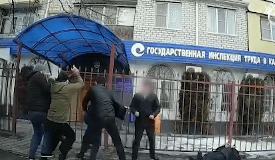 Нападение в Черкесске. Стоп-кадр видео, опубликованного на сайте управления СКР по Карачаево-Черкесии 14.03.24, https://kchr.sledcom.ru/news/item/1868221/
