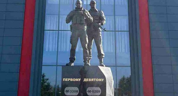 Памятник Уткину и Пригожину в Горячем Ключе, столп-кадр видео https://kubantv.ru/obshhestvo/v-goryacem-klyuce-poyavilsya-pamyatnik-evgeniyu-prigozinu-i-dmitriyu-utkinu Памятник Уткину и Пригожину в Горячем Ключе, столп-кадр видео https://kubantv.ru/obshhestvo/v-goryacem-klyuce-poyavilsya-pamyatnik-evgeniyu-prigozinu-i-dmitriyu-utkinu