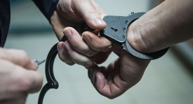 Наручники. Фото Елены Синеок, "Юга.ру" Наручники. Фото Елены Синеок, "Юга.ру"