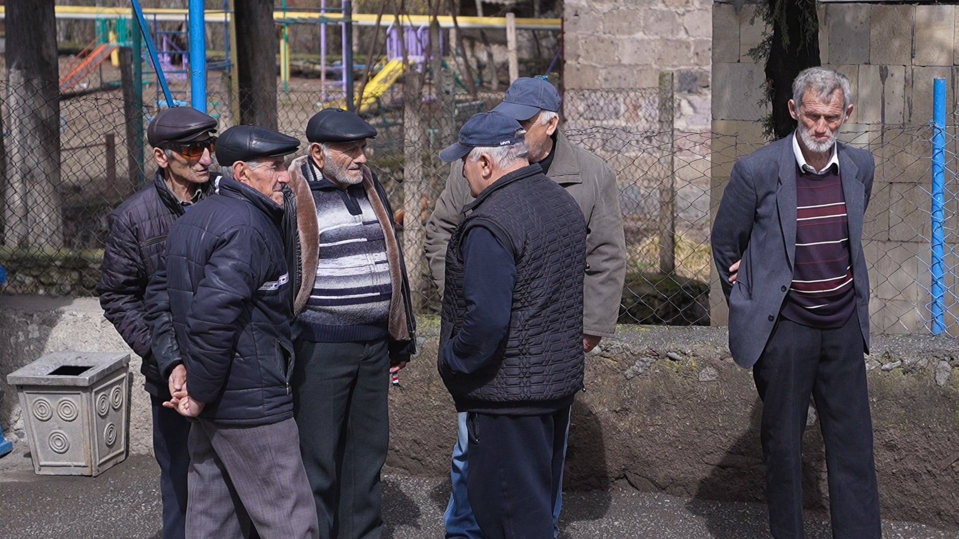 Жители Воскепара. Фото: Арман Караджян / JAMNews