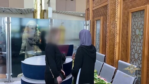 Лейла Гатагажева (справа). Скриншот оперативного видео МВД России Лейла Гатагажева (справа). Скриншот оперативного видео МВД России