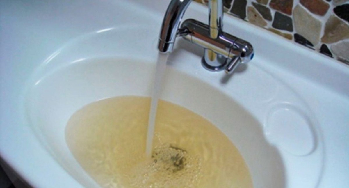 Некачественная водопроводная вода. Фото: http://www.riadagestan.ru/news/health/dagestanskiy_rospotrebnadzor_prosit_naselenie_ispolzovat_tolko_kipyachenuyu_ili_butilirovannuyu_vodu/ Некачественная водопроводная вода. Фото: http://www.riadagestan.ru/news/health/dagestanskiy_rospotrebnadzor_prosit_naselenie_ispolzovat_tolko_kipyachenuyu_ili_butilirovannuyu_vodu/