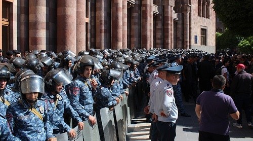 Участники акции протеста в Ереване, 9 мая 2024 года. Фото Тиграна Петросяна для "Кавказского узла".