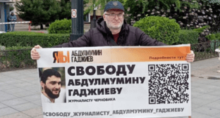 Магомед Магомедов на пикете в поддержку Абдулмумина Гаджиева. Скриншот фото из Telegram-канала "Черновик" от 13.05.24, https://t.me/chernovik/71480
