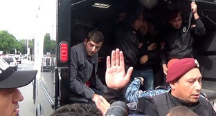 Сотрудники полиции задерживают участников акции протеста. Ереван, 14 мая 2024 г. Скриншот видео Тиграна Петросяна для "Кавказского узла" https://youtu.be/XGDmw-E_Vj4