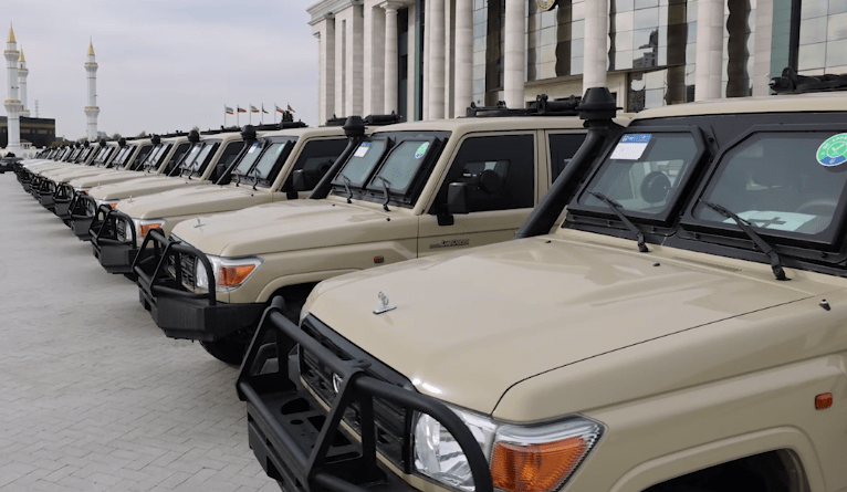 Закупленные для чеченских подразделений автомобили. Стоп-кадр видео из Telegram-канала Рамзана Кадырова от 09.05.24, https://t.me/RKadyrov_95/4754 Закупленные для чеченских подразделений автомобили. Стоп-кадр видео из Telegram-канала Рамзана Кадырова от 09.05.24, https://t.me/RKadyrov_95/4754